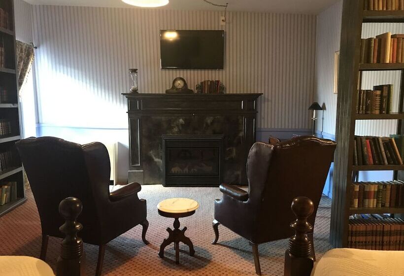 فندق The Charles Inn At Vacationland Inns