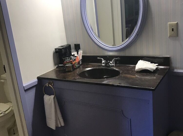 فندق The Charles Inn At Vacationland Inns