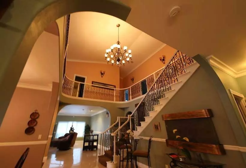 تختخواب و صبحانه Aurora Pioneer Manor