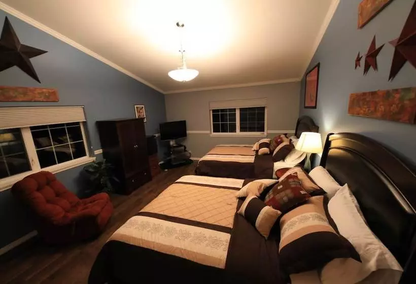 تختخواب و صبحانه Aurora Pioneer Manor