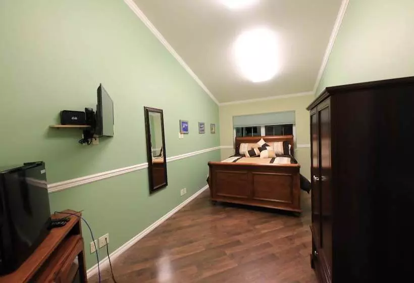 تختخواب و صبحانه Aurora Pioneer Manor