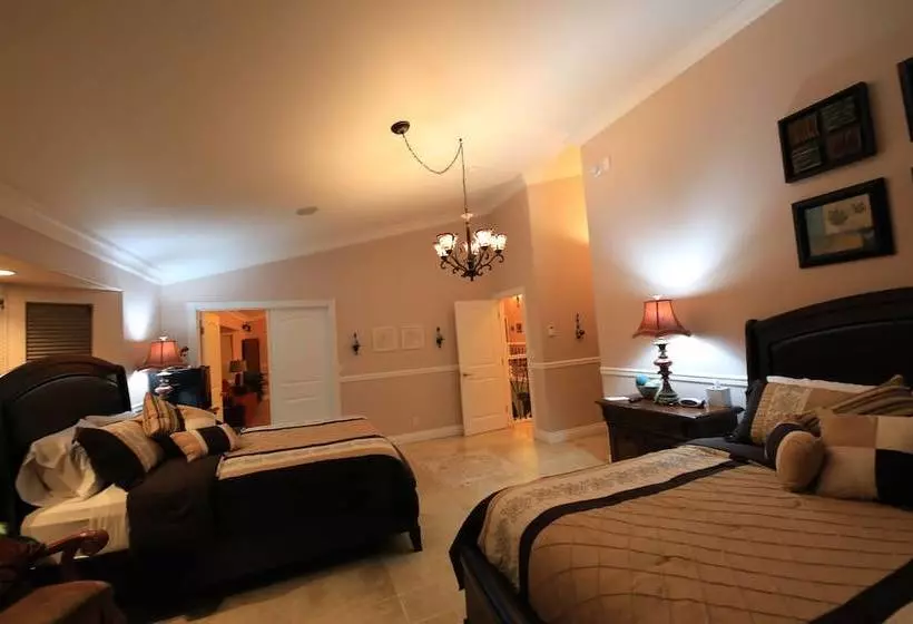 تختخواب و صبحانه Aurora Pioneer Manor