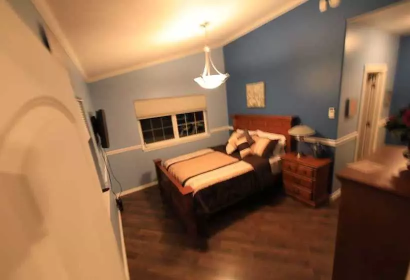 تختخواب و صبحانه Aurora Pioneer Manor