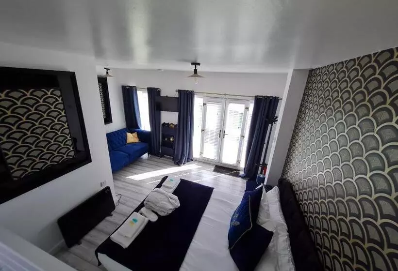 تختخواب و صبحانه The Mayfair Lodge & Family Suite