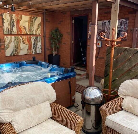 مبيت وإفطار The Mayfair Lodge & Family Suite