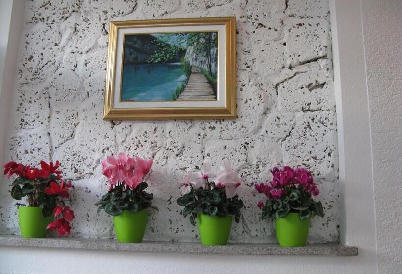 بنسيون Apartments And Rooms Kristina