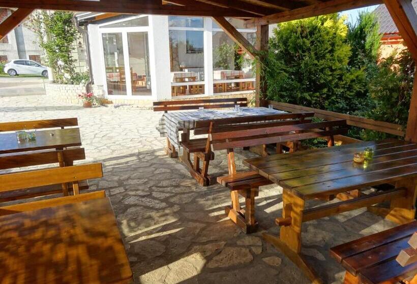 بنسيون Apartments And Rooms Kristina