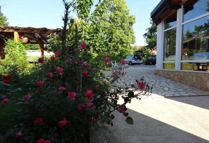 بنسيون Apartments And Rooms Kristina