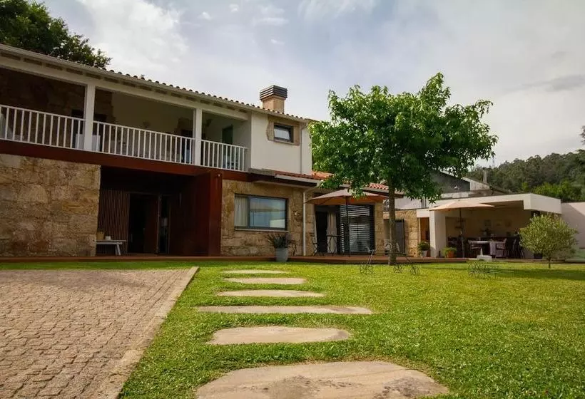 3 Bedrooms House With Enclosed Garden And Wifi At Gondiaes
