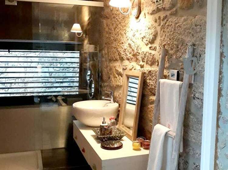 3 Bedrooms House With Enclosed Garden And Wifi At Gondiaes