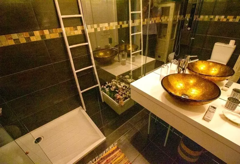 3 Bedrooms House With Enclosed Garden And Wifi At Gondiaes