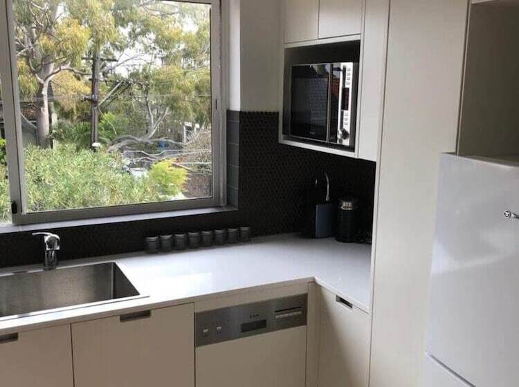 Sun Drenched 1 Bed Studio Apartment In Newtown