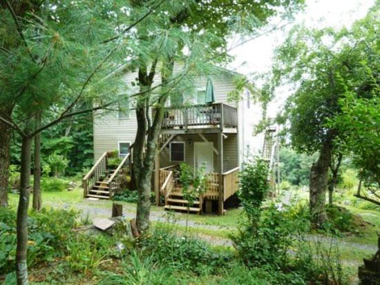 Mountain_roots_lodging