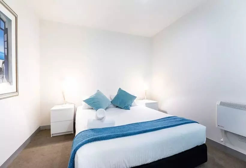 Raphael, 2bdr Carlton Apartment