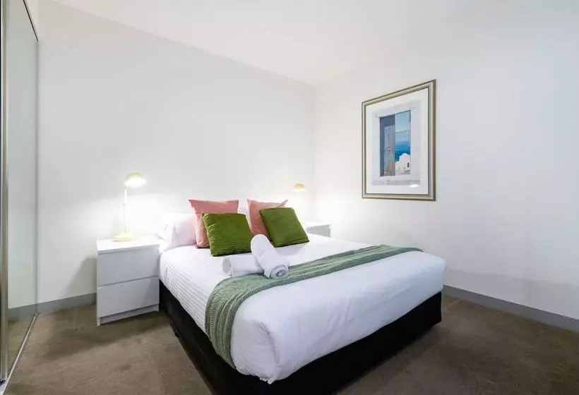 Raphael, 2bdr Carlton Apartment