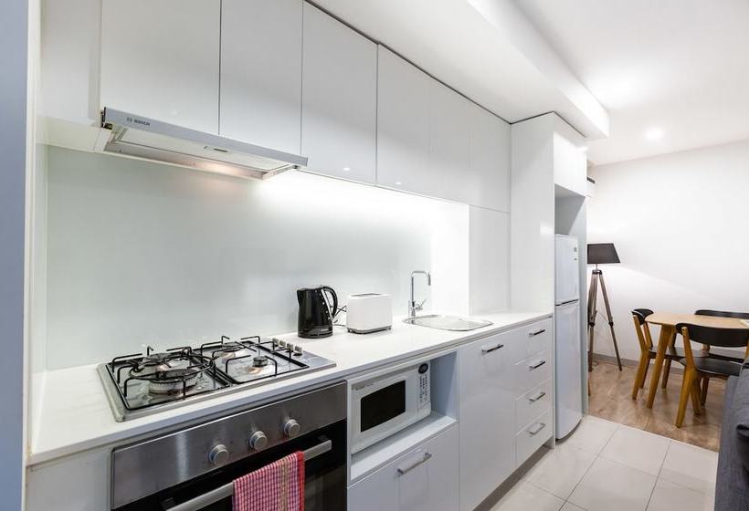 Raphael, 2bdr Carlton Apartment