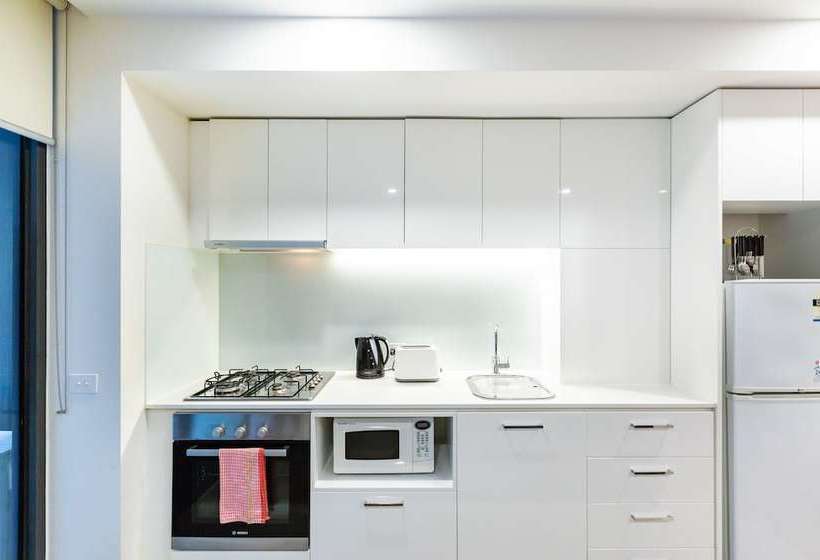 Raphael, 2bdr Carlton Apartment