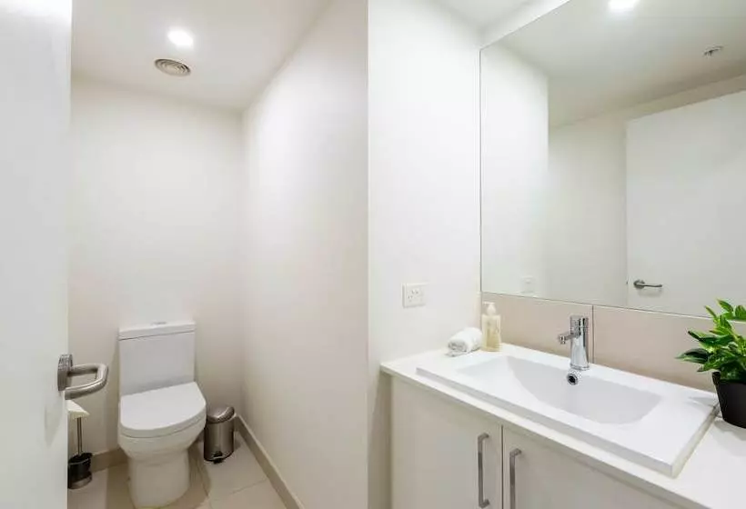 Raphael, 2bdr Carlton Apartment