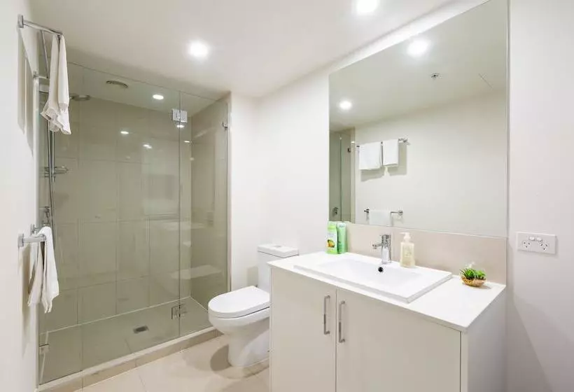Raphael, 2bdr Carlton Apartment