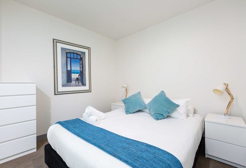 Raphael, 2bdr Carlton Apartment