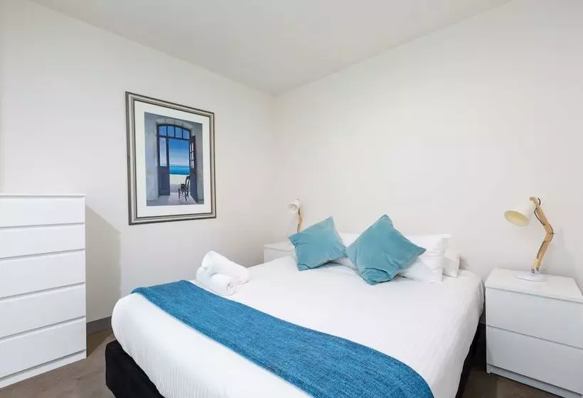 Raphael, 2bdr Carlton Apartment