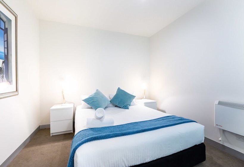 Raphael, 2bdr Carlton Apartment