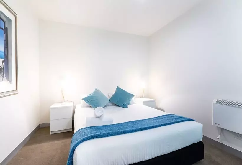Raphael, 2bdr Carlton Apartment