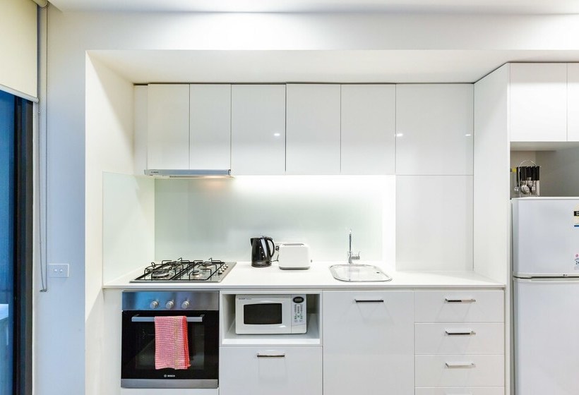 Raphael, 2bdr Carlton Apartment