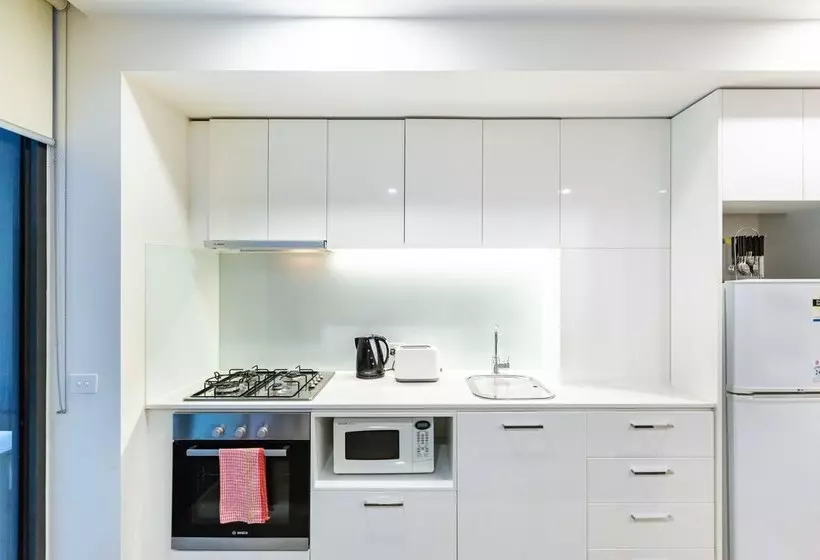 Raphael, 2bdr Carlton Apartment