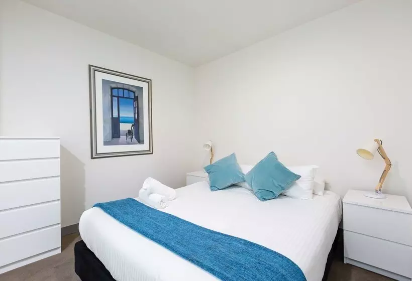 Raphael, 2bdr Carlton Apartment