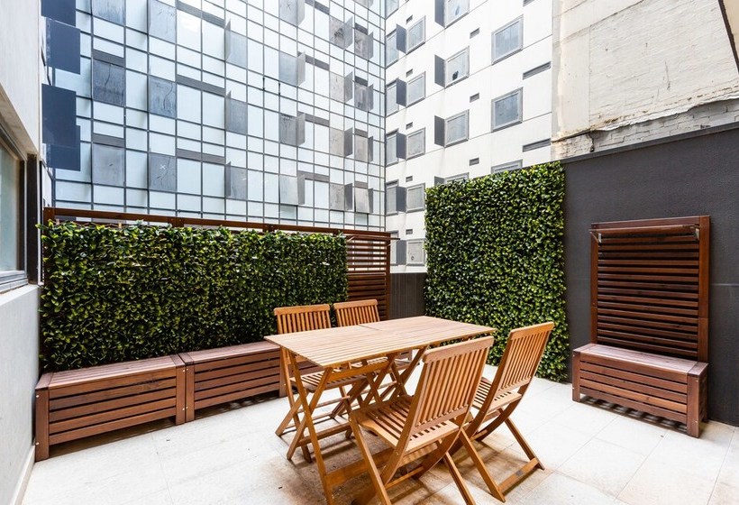 Raphael, 2bdr Carlton Apartment