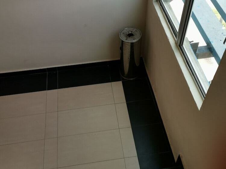 Отель Centre Point Tampin