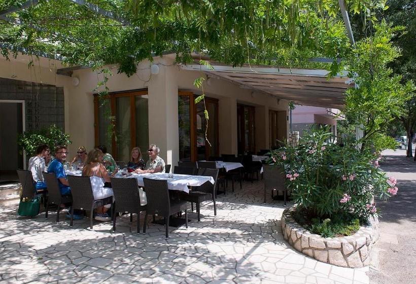 בית מלון כפרי Pansion Maestral