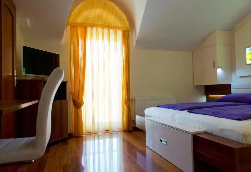 Hotelli Pansion Maestral