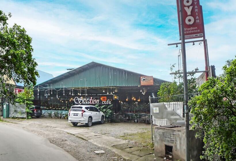 בית מלון כפרי Oyo 990 Stadion Residence