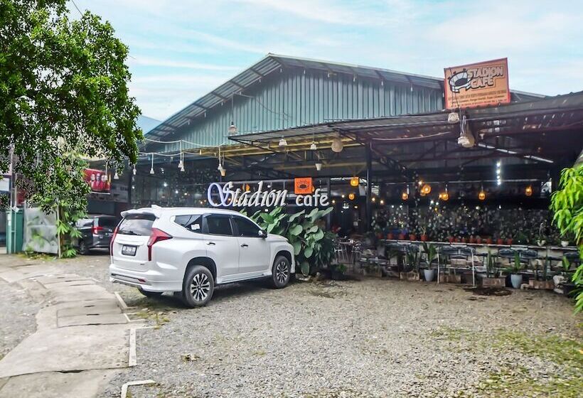 בית מלון כפרי Oyo 990 Stadion Residence