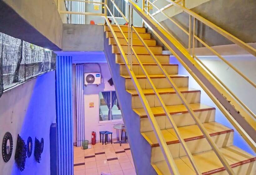 בית מלון כפרי Oyo 990 Stadion Residence