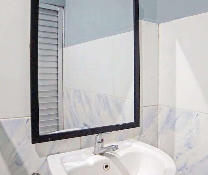 בית מלון כפרי Oyo 990 Stadion Residence