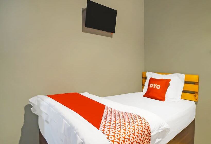 בית מלון כפרי Oyo 990 Stadion Residence