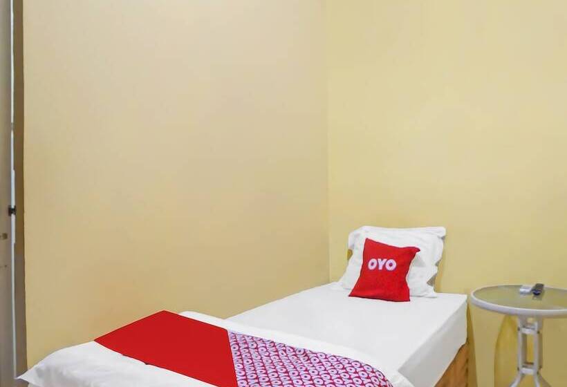 בית מלון כפרי Oyo 990 Stadion Residence