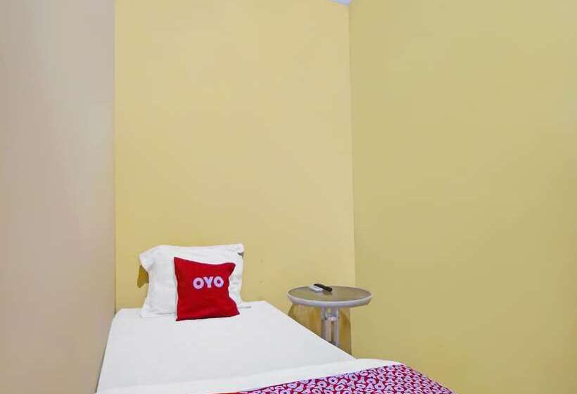 בית מלון כפרי Oyo 990 Stadion Residence