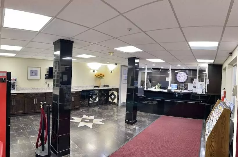 בית מלון כפרי Americas Inn And Suite