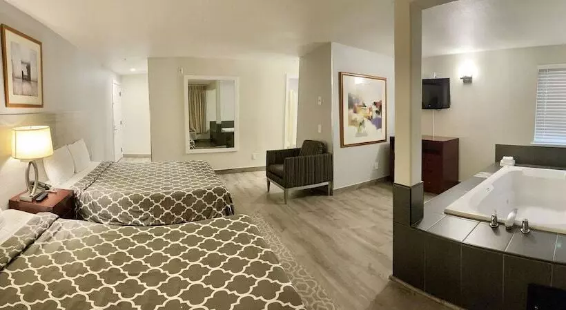 בית מלון כפרי Americas Inn And Suite