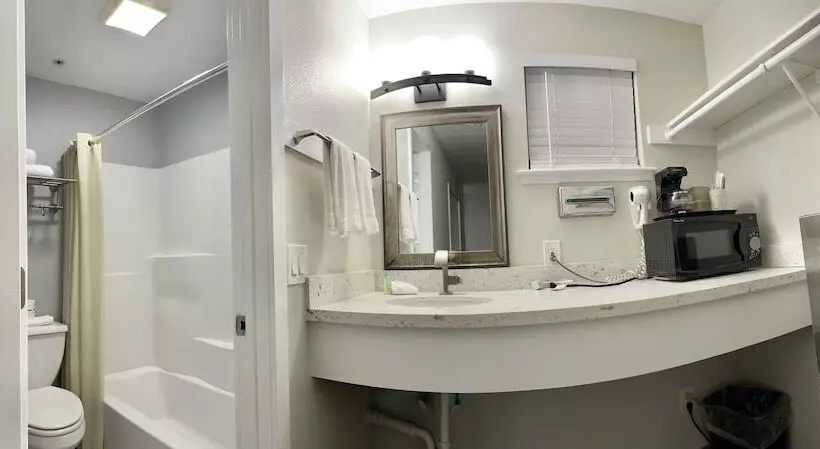 בית מלון כפרי Americas Inn And Suite