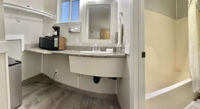 בית מלון כפרי Americas Inn And Suite