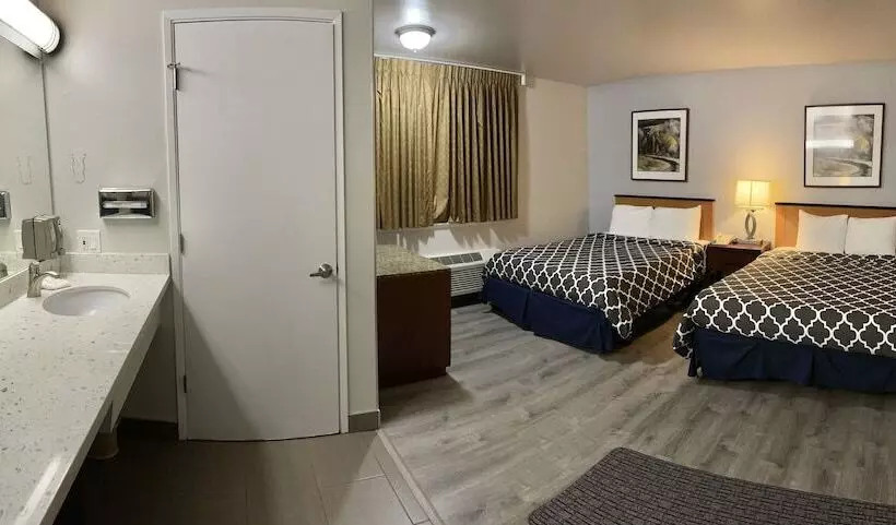 בית מלון כפרי Americas Inn And Suite