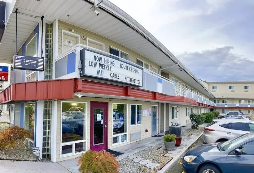 בית מלון כפרי Americas Inn And Suite