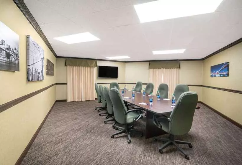 Отель Baymont By Wyndham Knoxville I75