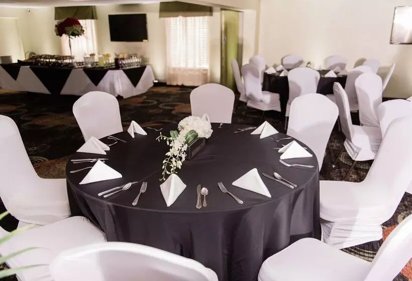 Отель Baymont By Wyndham Knoxville I75