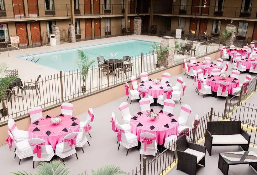 Отель Baymont By Wyndham Knoxville I75